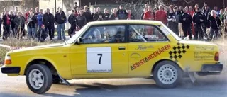 Rallytjejer styr från vägkanten
