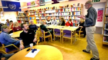 Samtal. Rektorn på Romaskolan, Nils-Göran Gottlander (till höger) hade många och långa samtal med både lärare och elever i går, med anledning av det knivhot som utspelade sig på skolan i tisdags.