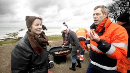 VÄRMANDE. Man kan behöva en varmkorv även på vintern, tycker stadsträdgårdsmästare Suzanne Edström och Kenneth Magnusson.
