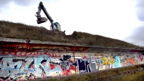 Sanering. När kommunen köpte Hällarna av försvaret, ingick det i kontraktet att fortifikationsverket står för sanering av marken. Detta har nu påbörjats. Den gamla skjutvallen grävs bort.