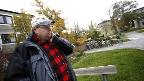 OTRYGG. Sune Glansholm såg blodfläckarna på marken från sitt fönster på Jungmansgatan i Visby.
