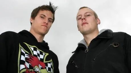 Lagligt. Styrelsen med Joel Lindström och Jonas Fendinge vill göra blackrace på Gotland lagligt. De vill kunna köra sina bilrace på Brorakan utan att polisen kommer dit. Foto: Tobias Wallström