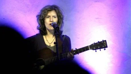 Sally Barris sjöng sina egna bluegrassinspirerade låtar på Living room.