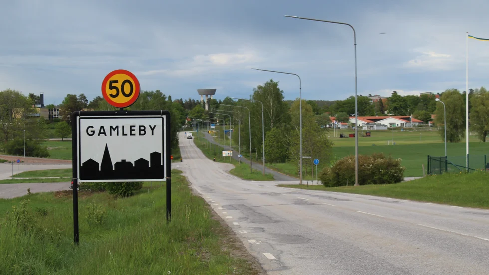 Här på Hallingebergsvägen blir det ingen rörlig reklamskylt - både närboende och länsstyrelsen anser att det är för farligt. 