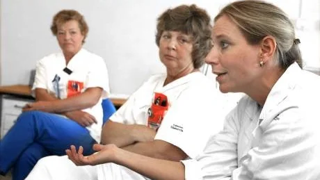 Onkologer.  Beatrice Tinge (närmast), onkologisk specialistläkare, är Gotlands enda specialistläkare inom onkologi, men ibland kommer läkare från Stockholm till Gotland och Visby lasarett. Ann-Britt Nilsson och Karin Skalberg är sköterskor på onkologiska avdelningen.