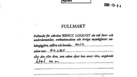 Axelmans penna. Fullmakten ger advokat Bengt Loquist rätt att företräda Torbjörn Axelman, vars skakiga signatur avslutas med förkortningen "mhpp" - "med handen vid pennan". Det betyder att en person förstår innebörden av att skriva under, men inte kan skriva sin egen namnteckning utan hjälp.