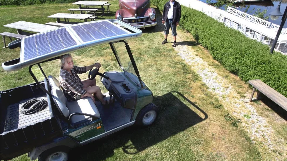 Hos Kickan och Per Karlsson existerar det förflutna och framtiden parallellt. Här står den solelsdrivna golfbilden jämte den rostiga amerikanaren.