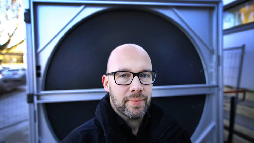 Johan Malmros, Region Gotland, framför ett nytt ventilationsaggregat.