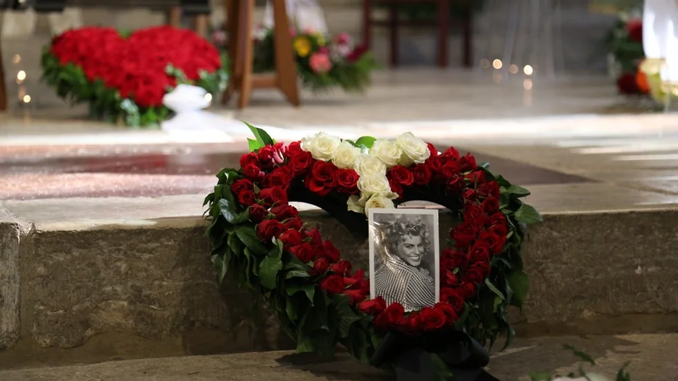 Blommor i kyrkan.