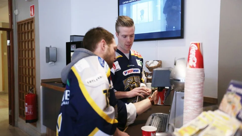 Oskar Lundberg och Adam Eriksson tog hand om läskserveringen vid bion.