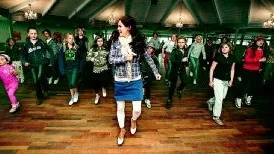 Marit Eriksson är huvudsrollsinnehavaren i Trollkarlen från Oz och ledde går dansövningarna på Kneippbyn, med bland annat Elsa Ericsson, sju år från Visby.