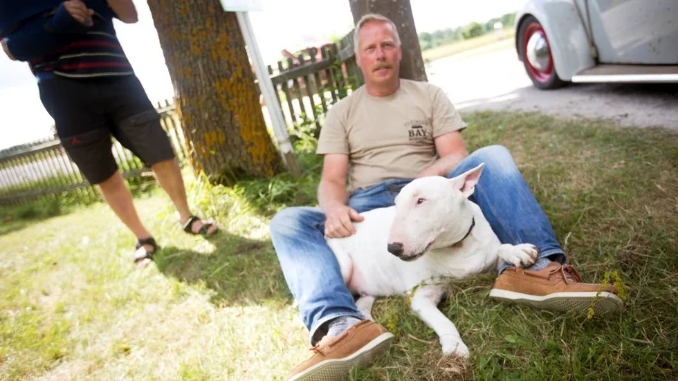 Sven-Åke Edlund och hunden Pia avnjöt pärlbandet av bubblor som susade förbi, då den egna folkan gått sönder strax innan cruisingens avfärd.