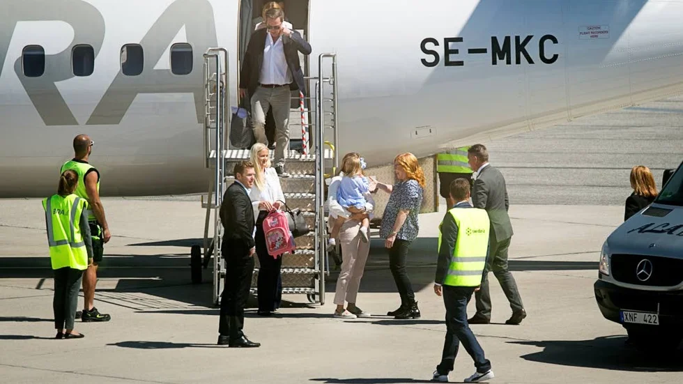 Prinsessfamiljen välkomnades av landshövdingen på Visby flygplats.