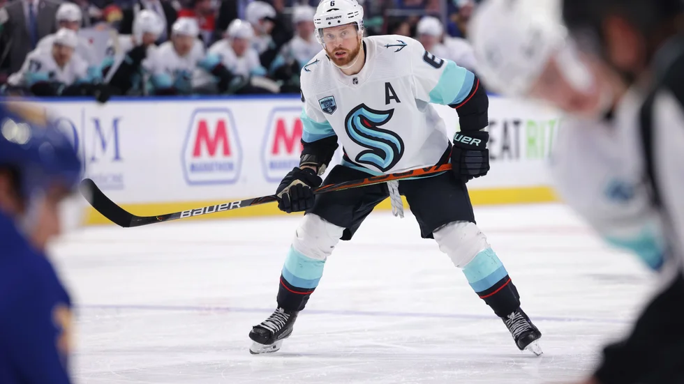 25 poäng och 82 matcher för assisterande lagkaptenen Adam Larsson, vilket innebar dubbla rekord.