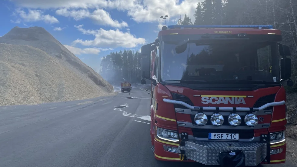 Kraftig brand i flishög.