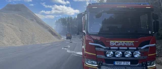 TV: Kraftig brand i enorm flishög vid Skellefteå Kraft 