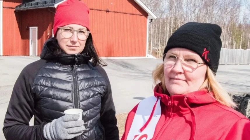 "Omställningsavtalet var svåraste 'pucken'. Arbetsgivaren menade att det skulle bli för dyrt men för oss var det viktigt att få till", säger Lotta Adolfsson, sektionsordförande Kommunal Luleå, på bilden tillsammans med Emilia Hangasjärvi, kyrkogårdsarbetare. 