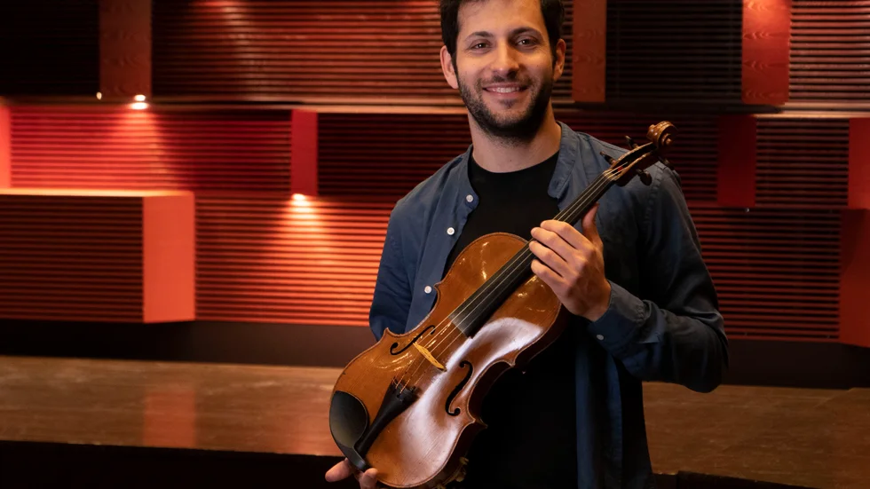 Ilias Livieratos spelar viola, också kallad altfiol. Pressbild.