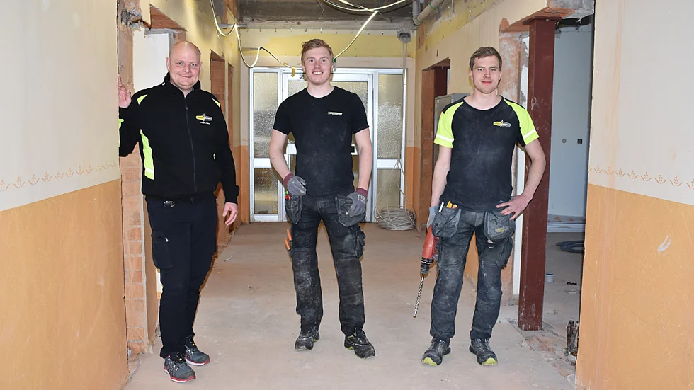 Vimmerby Elektriska ansvarar för all elinstallation i samband med ombyggnaden på Vimmerby Hälsocentral. Ett stort jobb för bland andra Fredrik Milton, Melvin Hermansson Kling och Jacob Johansson.