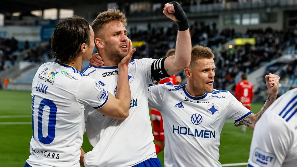 Lättad 2-0-nickare firar med 1-0-skytten, Jonathan Levi, och Ari Skúlason.