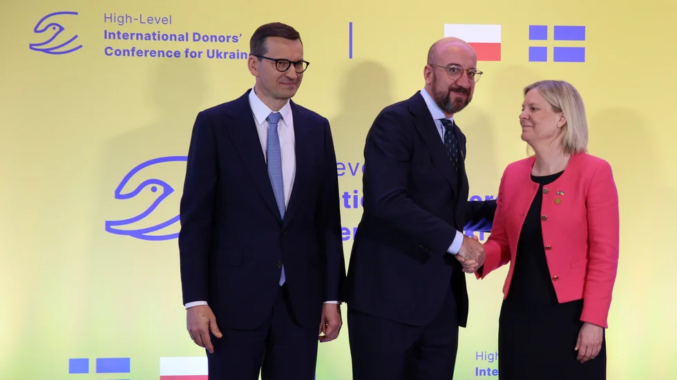 Polens premiärminister Mateusz Morawiecki och statsminister Magdalena Andersson hälsar Europeiska rådets ordförande Charles Michel välkommen till den internationella givarkonferensen för Ukraina.
