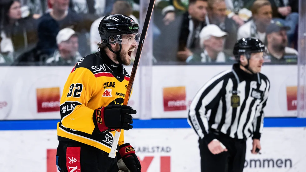Oscar Engsund satte det matchavgörande 1–3-målet när Sparta Prags tränare Pavel Patera i slutet av den tredje perioden tog ut målvakten Josef Korenar.