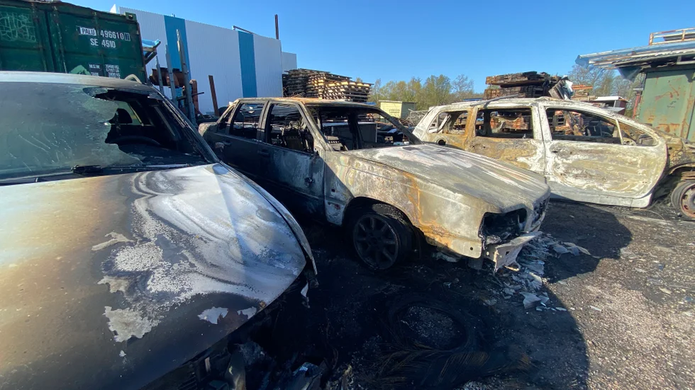 Två bilar sattes i brand i Torshälla natten mot fredagen, och elden hann sprida sig till en tredje. Även lastpallar brann.