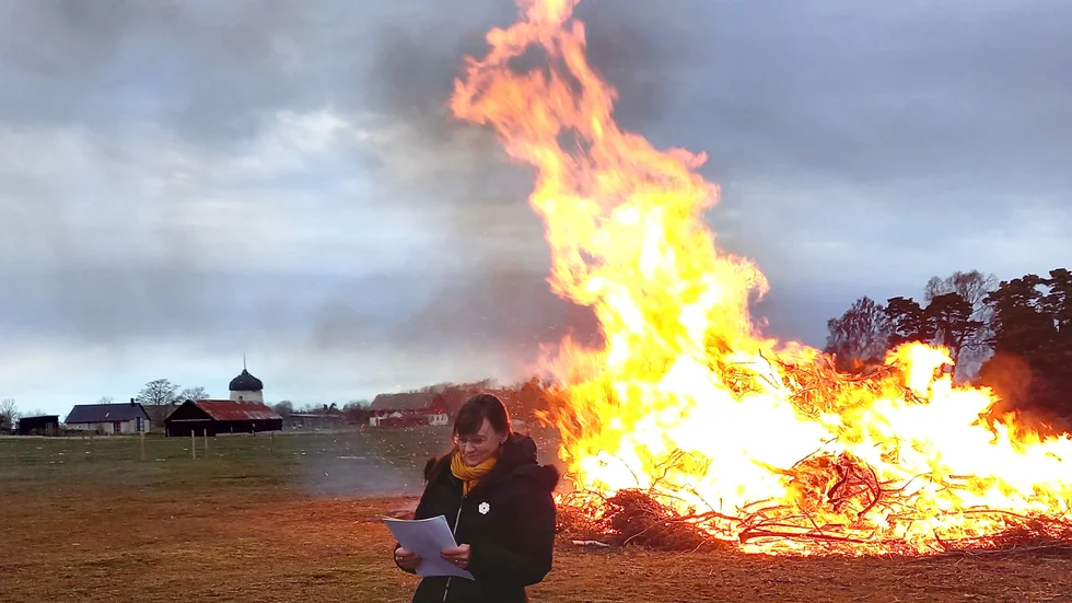 Anita Sjöberg höll vårtalet intill Vamlingbos valborgsbrasa.