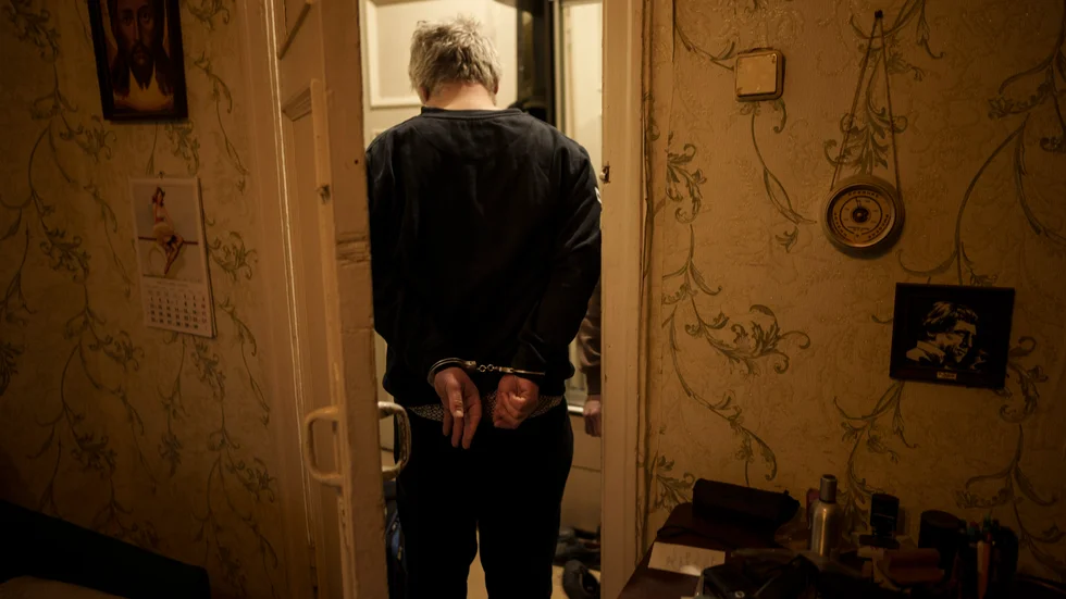 En man i Charkiv som misstänks för samröre med Ryssland står med handfängsel efter ett tillslag av den ukrainska säkerhetstjänsten. Bilden är tagen 18 april.