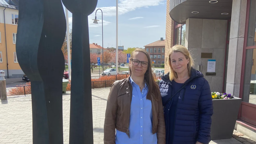 Lenita och Patricia avlöser mer eller mindre varandra på kommunens fritidskontor i augusti.
