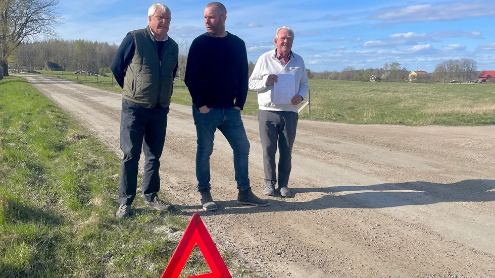 Boende i Vad har tröttnat på den dåliga vägen. Från vänster: Gunnar Flinta, Jakob Gustafsson och Jan-Erik Wåhlberg.