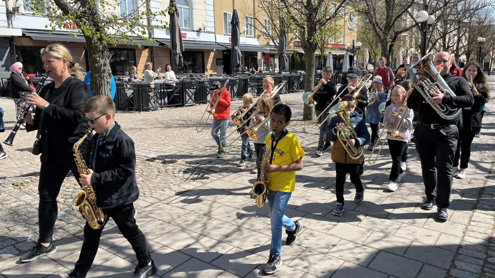 Parad runt Stora torget. Kulturskolans yngsta musikelever visade upp sina kunskaper.