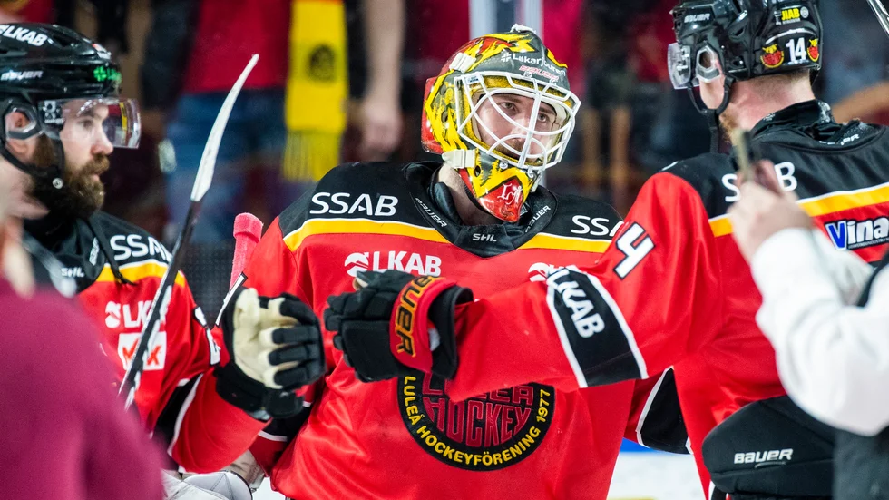 Luleås målvakt Joel Lassinantti jublar med Jack Connolly och Jonas Berglund efter ha hållit nollan i den femte SM-finalen.