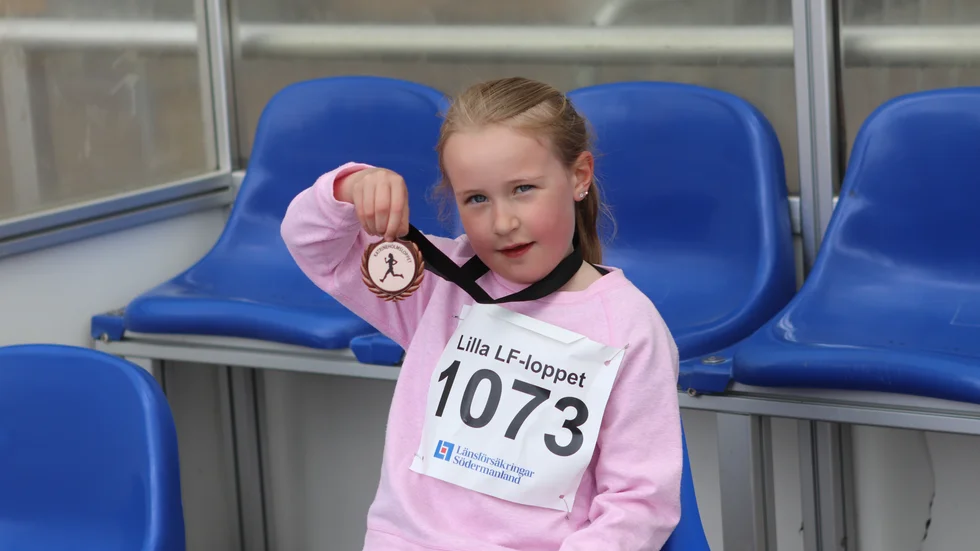 Sjuåriga Stella Nordström var en av deltagarna i första upplagan av Katrineholmsloppet. Hon tyckte det var roligt att springa och att få medalj efteråt. 
