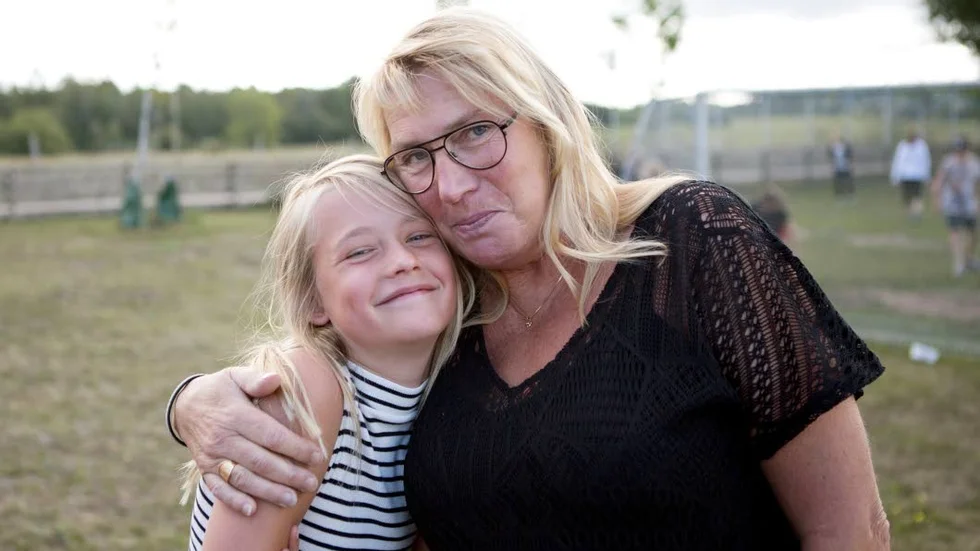 Trivs. Ronja Levinson med läraren Bettan Lindström, som undervisar i årskurs 5. Bettan har jobbat på Stenkumla skola i ett år och trivs bra.