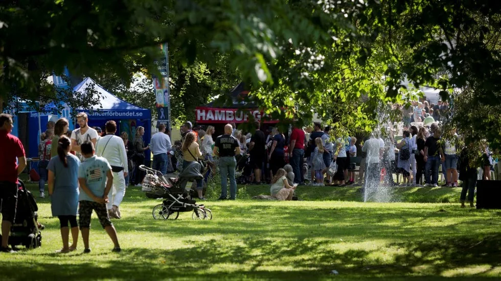 Park. Marknadsstånden ringlade runt parken i Slite.