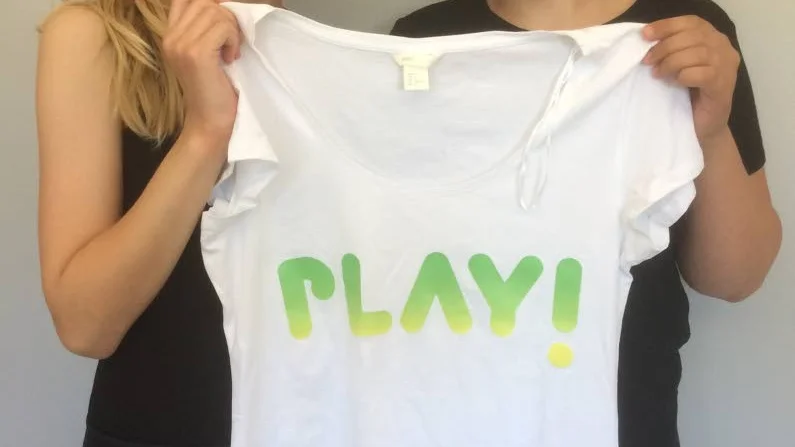 Sommarjobbare. Anna Lindgren och Zabine Dunstrand jobbar med PLAY.