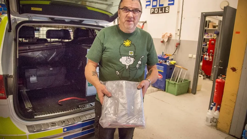 Liksäckar är en av de saker som finns i polisbilen.