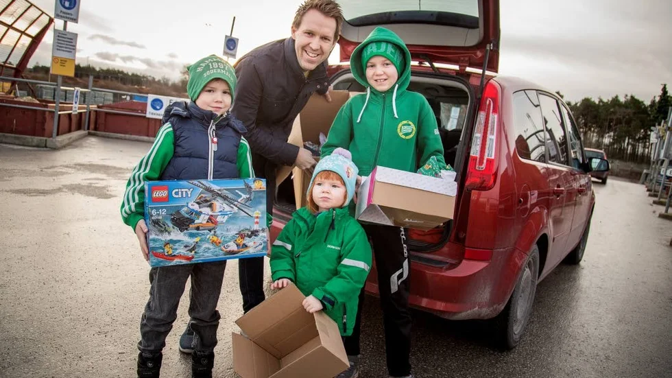 Pappa Mattias Nordeman hade fyllt bilden julskräp och barnen Hampus, Tova och Matilda.