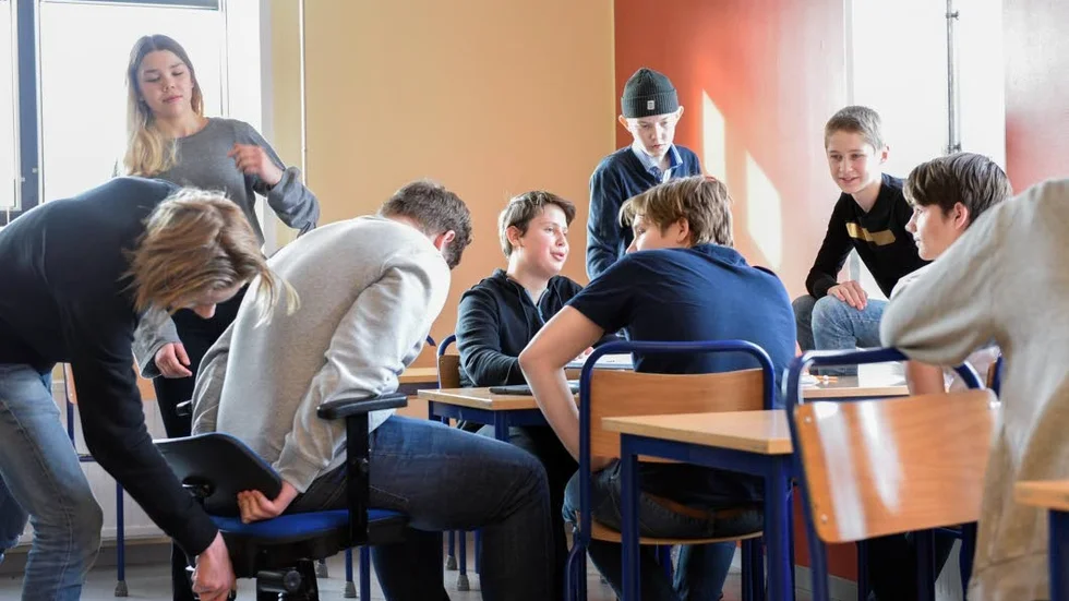Kompisar. Hela klassen bjöds på tårta.