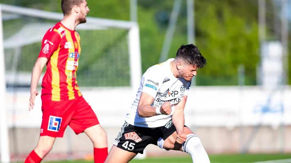 Alexandar Mutic jublar efter att ha ordnat straffen som gav Maif 1-0. Mutic skulle komma att jubla ytterligare två gånger i matchen mot Örebro Syrianska. För Maif-anfallaren gjorde själv både 2-0 och 3-1.