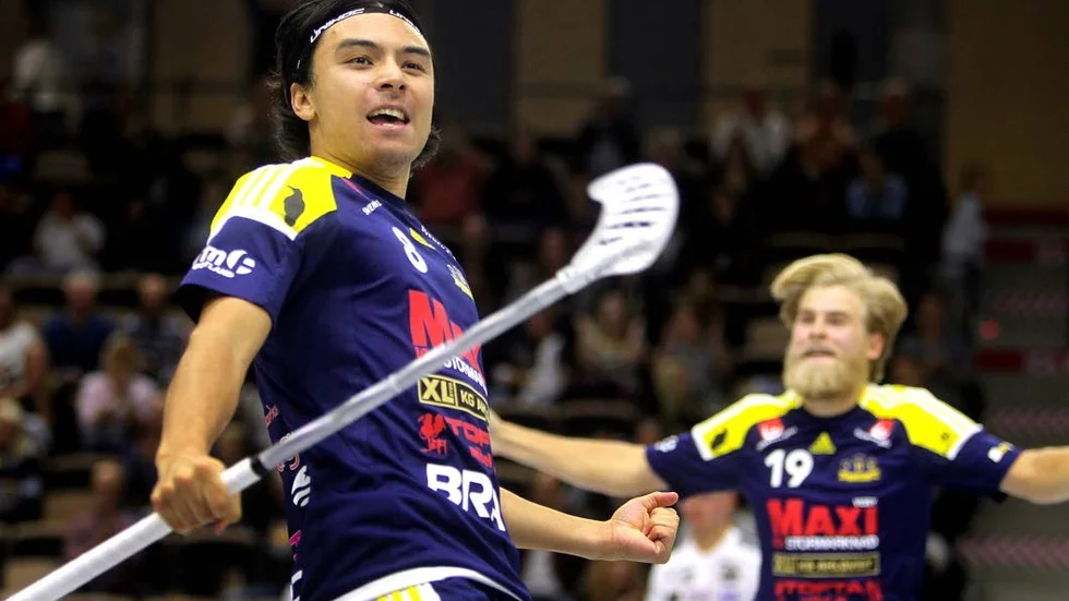 Måljubel! Nye kasper Broby och Waltter Olavi Mahlberg firar ett av Visby IBK:s mål. Rivalen Kalmarsund besegrades efter förlänging.