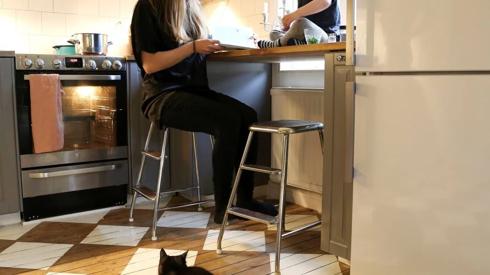 Återbruk. Therese Vikman kombinerar olika gamla föremål och möbler i ny design. Här har hon klätt stegpallarna med skinn från en skinnjacka.