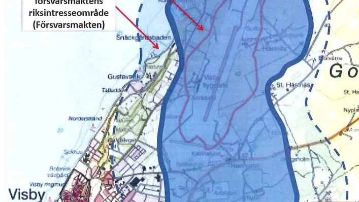 Det blå området är en av flera bullerzoner kring Visby flygplats. I detta sammanhang är dock den streckade linjen mer intressant, då den gäller försvarets riksintresse.
