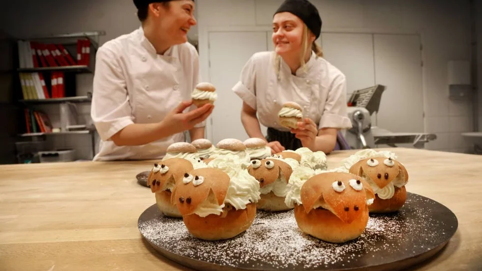 Sötnosar. Lammsemlorna är inte bara söta och feta, enligt Ellinor Andersson och Amelia NIlsson är de enkla att göra även hemma med små bitar choklad till ögon och nos.