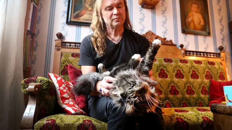 Kelig. Katten Watson syns ofta i parets bilder.