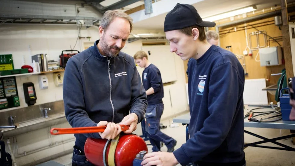 Verkstad. Janne Stenström, Jacob Wisselgren och de andra sju eleverna i trean, tillbringar en hel del tid i verkstaden i Wisbygymnasiets lokaler i norra Visby.