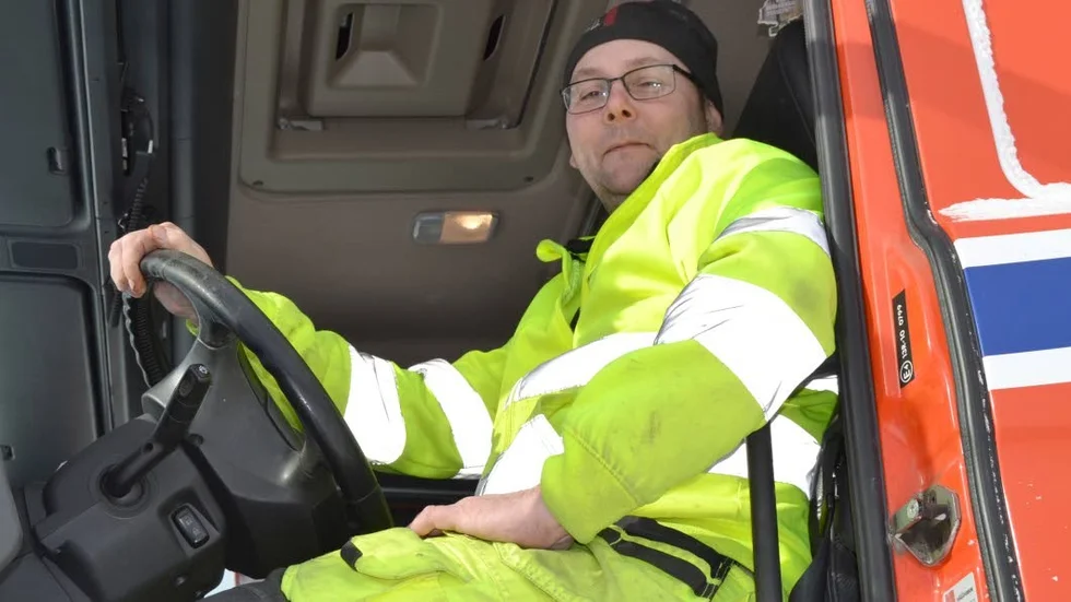 Jan "Tumen" Nilsson har redan varit ute på två rundor med plogbilen. Nu kan det kanske bli ett par timmars sömn innan nästa pass.