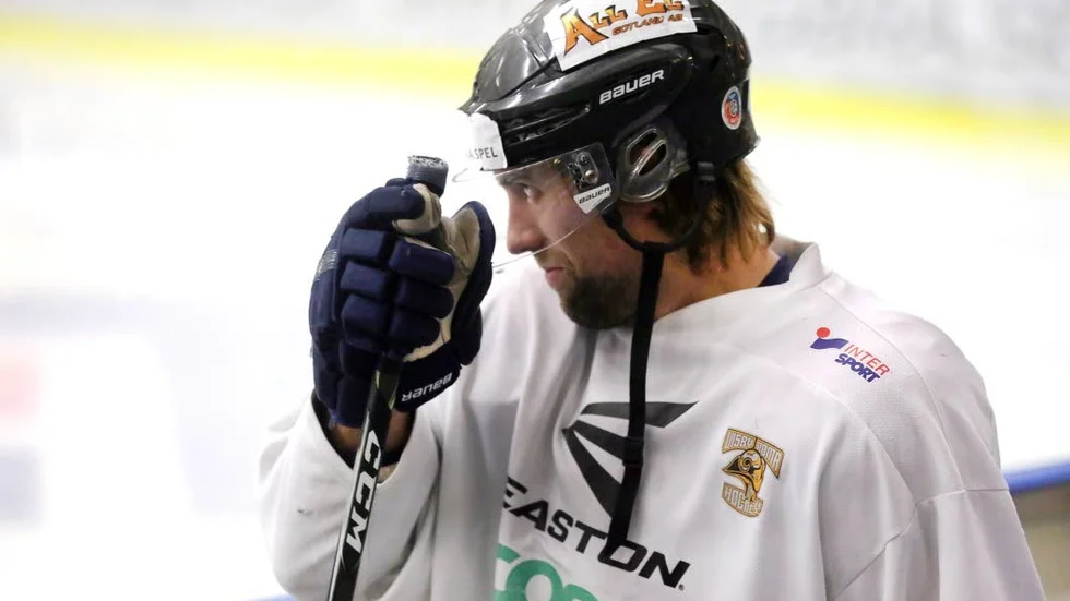 BARA FÄLLA NED BLICKEN. Emrik Larsson är tillbaka i spel efter sin semester hos NHL-brodern Johan i Buffalo. Helt på det klara med den tuffa uppgiften i helgen.