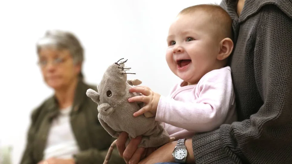 Glad. Sara sju månader gillar kyckling enligt mamma Heidi Larsson.